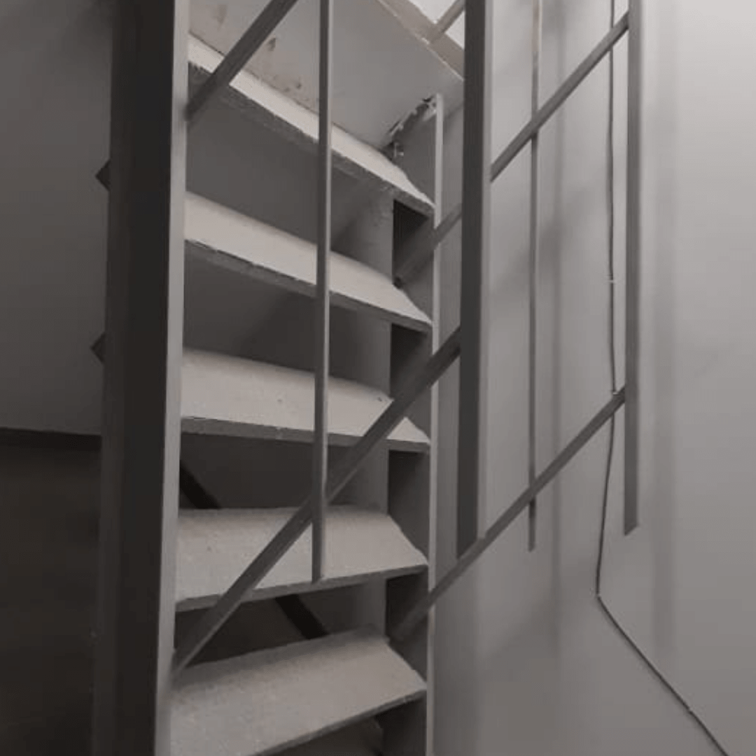 металлическая лестница в техпомещении